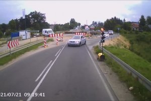 Un automobiliste fait demi-tour après avoir grillé un feu tricolore (Pologne)