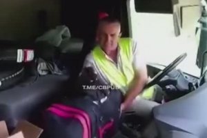 Un camionneur remet un sac en place