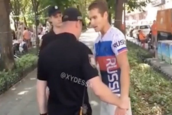 Un touriste américain provoque les gens en portant un t-shirt &quot;Russia&quot; en Ukraine