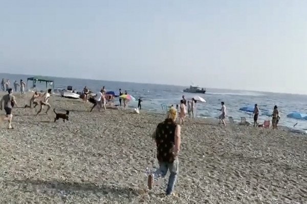 Des touristes arrêtent des trafiquants de drogue sur une plage (Espagne)