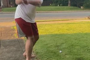 Il touche une voiture de police en jouant au golf dans son jardin