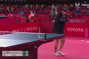 Ibrahim Hamadtou joue au tennis de table avec ses dents (JO Paralympiques 2020)