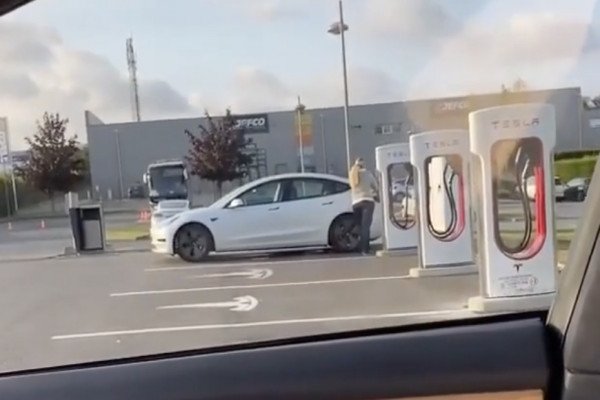 Une blonde fait le plein de sa Tesla