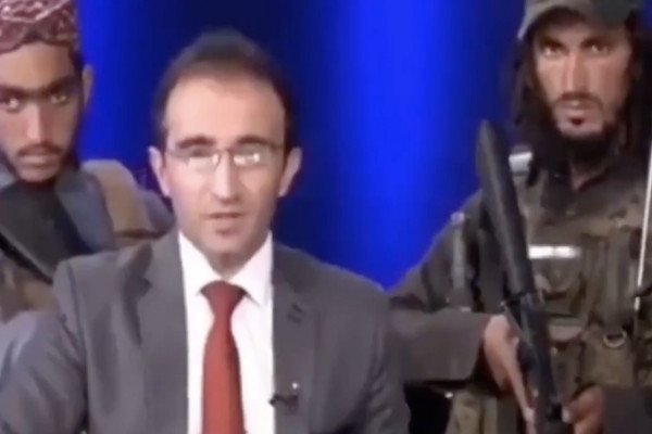 Un présentateur TV très entouré pendant son JT (Afghanistan)