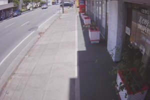 Un homme fait volontairement tomber une vieille dame (HawaĂŻ)