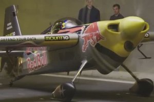 Un avion de voltige traverse un tunnel Ă 250km/h
