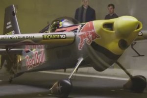 Un avion de voltige traverse un tunnel à 250km/h