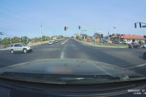 Un skateur traverse un carrefour à toute vitesse, ça termine mal