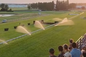 Un arrosage automatique se déclenche pendant une course hippique