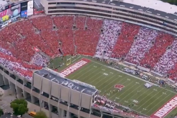 80 000 fans sautent sur Jump Around pour fêter leur retour au stade (Wisconsin Badgers)