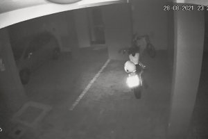 Une caméra de surveillance filme une moto possédée dans un parking (Brésil)