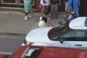 Une fille bourrée tente de fuir la police