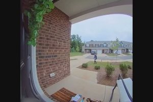 Un enfant se fait surprendre en train de voler des colis devant une maison