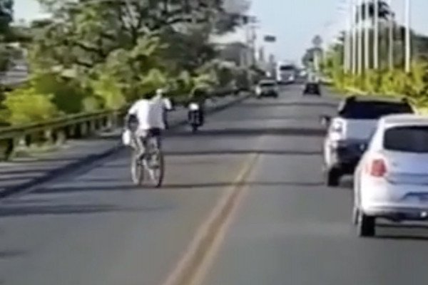 Un cycliste se la joue Moïse avec deux motards (Brésil)