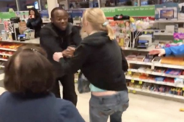 Une femme attaque un employé qui l'arrête pour vol à l'étalage
