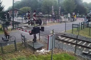 Une femme folle se balade sur une voie ferrée