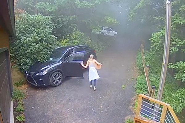 Une femme découvre un invité surprise dans sa voiture