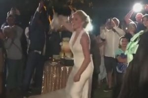 Une mariée lance un sac Gucci au lieu de lancer un bouquet