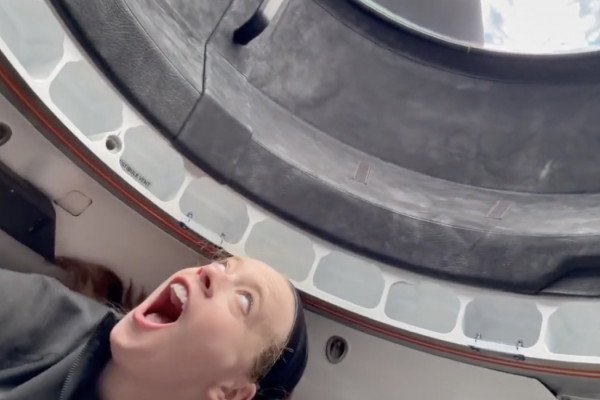 Les touristes spatiaux de Space X ouvrent la &quot;fenêtre&quot; de leur capsule pour la première fois