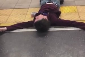 Un homme s'allonge dans le métro pour bloquer les portes