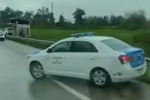 Une voiture termine sur un toit après un accident (Argentine)