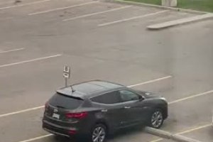 Deux femmes vs. Un parking vide