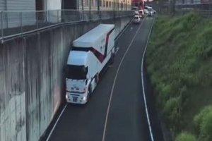Un camionneur passe dans un tunnel très étroit
