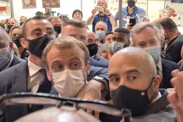 Emmanuel Macron se prend un œuf (Sirha 2021, Lyon)