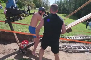 Plonger dans une piscine avec une catapulte