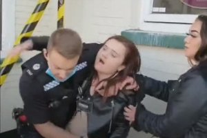 Deux femmes se battent avec des policiers