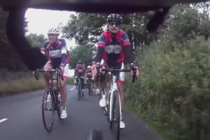 Un automobiliste s'embrouille avec des cyclistes, ça termine mal (Angleterre)