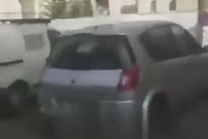 Une voiture de police dégomme la voiture d'un suspect en course poursuite (France)