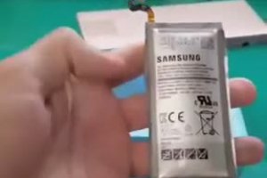 Un réparateur démonte une batterie Samsung qui a gonflé