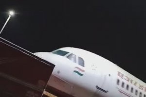 Régis transporte un avion (Inde)