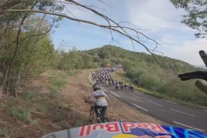 Un VTTiste pro (Loic Bruni) affronte 150 amateurs