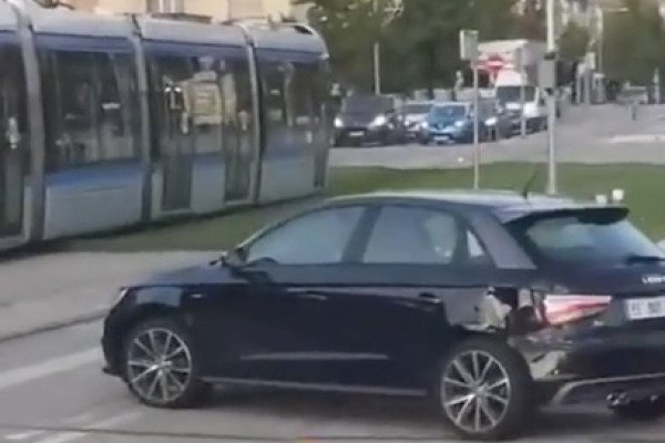 Un tramway percute une voiture (Grenoble)