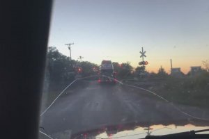 Un camion plateau se fait percuter par un train (États-Unis)