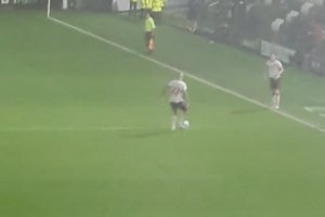 Grosse action sur un terrain de foot inondé (Royaume-Uni)