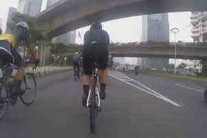 Un cycliste se fait voler son téléphone par deux hommes en scooter (Indonésie)
