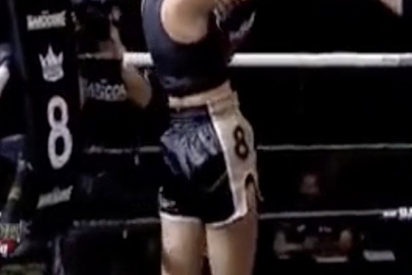 Une combattante de Muay Thaï se déboite l'épaule en plein match