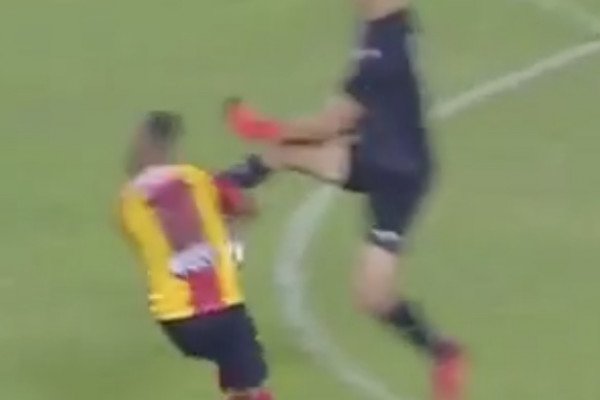 Un gardien tacle un attaquant Ă la gorge