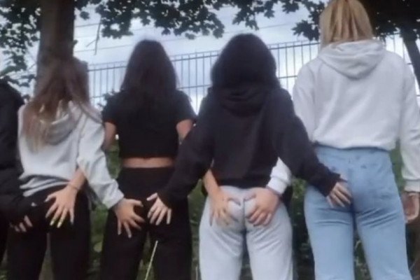 Danse des fesses entre filles