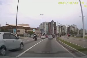 Deux automobilistes s'embrouillent à coups de portières
