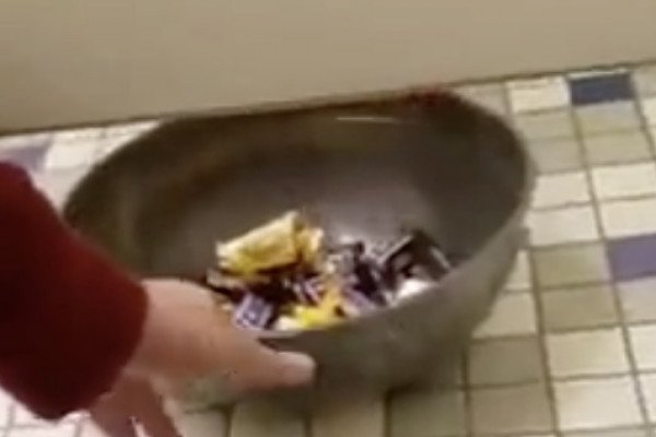 Offrir des bonbons à des inconnus aux toilettes, c'est aussi ça l'esprit d'Halloween