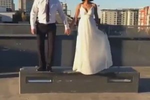 Une mariée se casse la cheville pour une photo