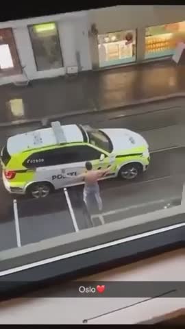 Un homme armé d'un couteau VS. Une voiture de police