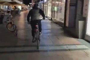 Régis fait le fou à vélo sur une zone piétonne (Serbie)