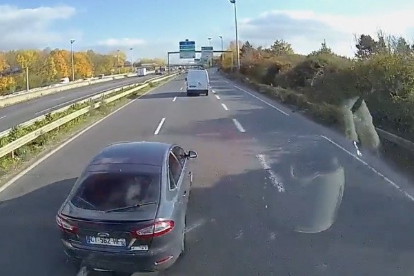 Un chauffard fait une queue de poisson à un camion (Ris-Orangis)