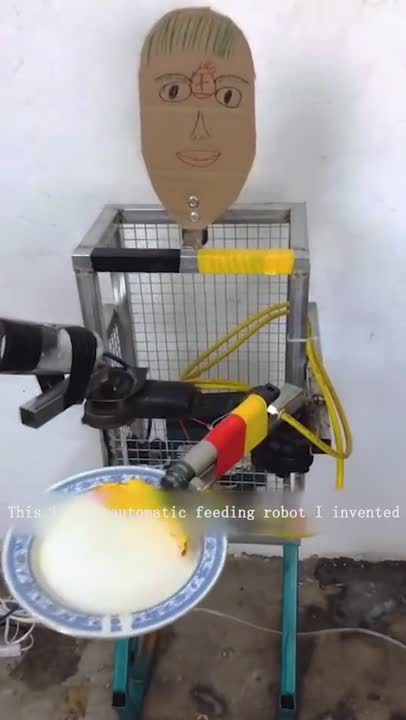 Il s'est fabriqué un super robot qui sait donner à manger