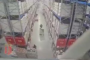 Deux étagères d'un entrepôt s’effondrent sur un employé (Russie)